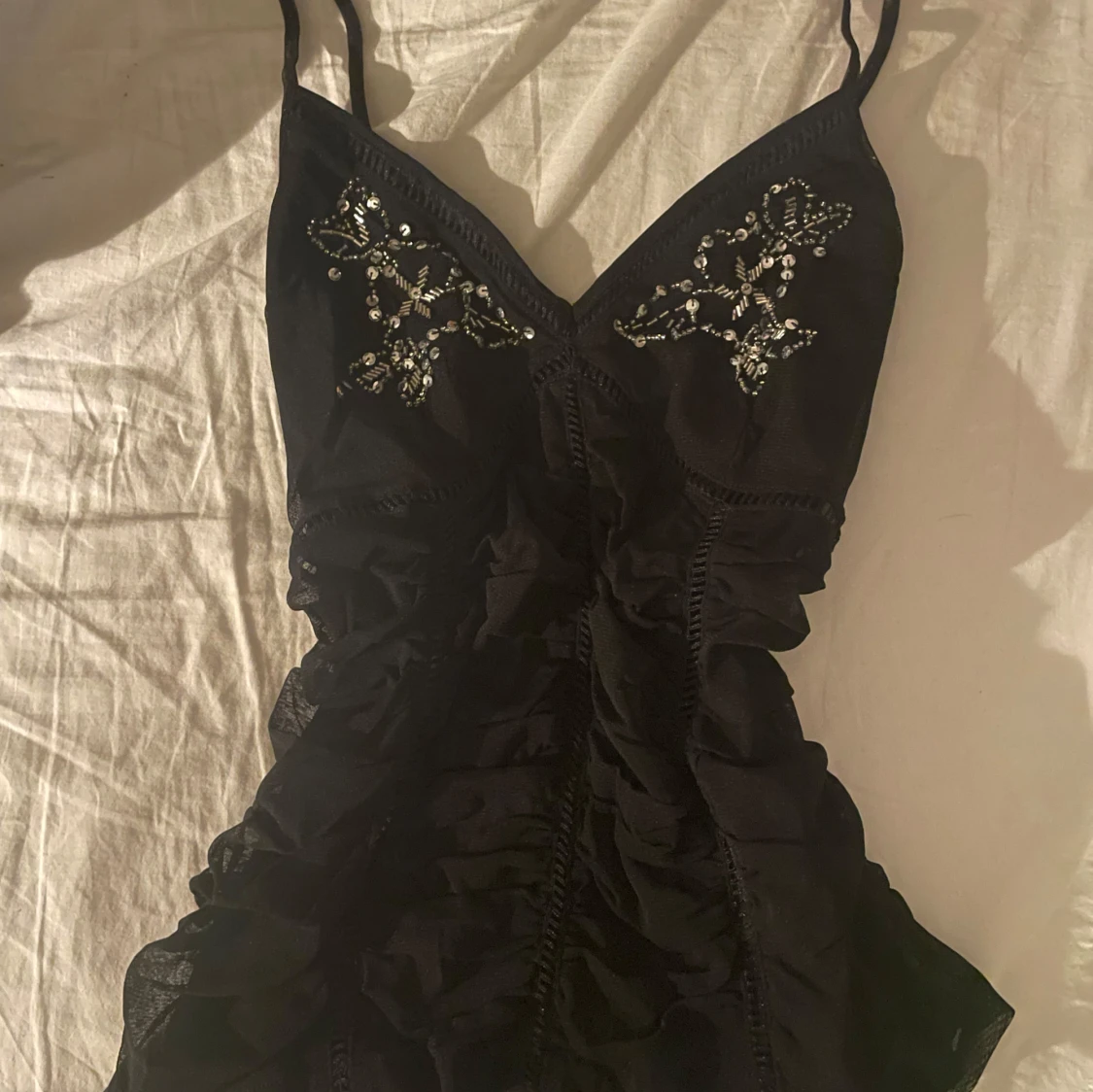 Vintage 00s svart linne med paljettdetaljer - 3