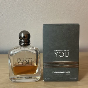 Stronger With You från Emporio Armani - Säljer en elegant parfym, Stronger With You, från Emporio Armani. Flaskan är stilren och transparent med en rundad metallkork. Doften är varm och inbjudande, perfekt för den som vill sticka ut. Flaskan rymmer 100 ml och det är kvar 40-45 ml man får även med en lion green på köpte av stronger with you.