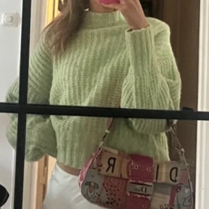 Ljusgrön stickad tröja - Säljer en mysig ljusgrön stickad tröja från weekday! Storlek M sitter snyggt oversized på mig med XS-S