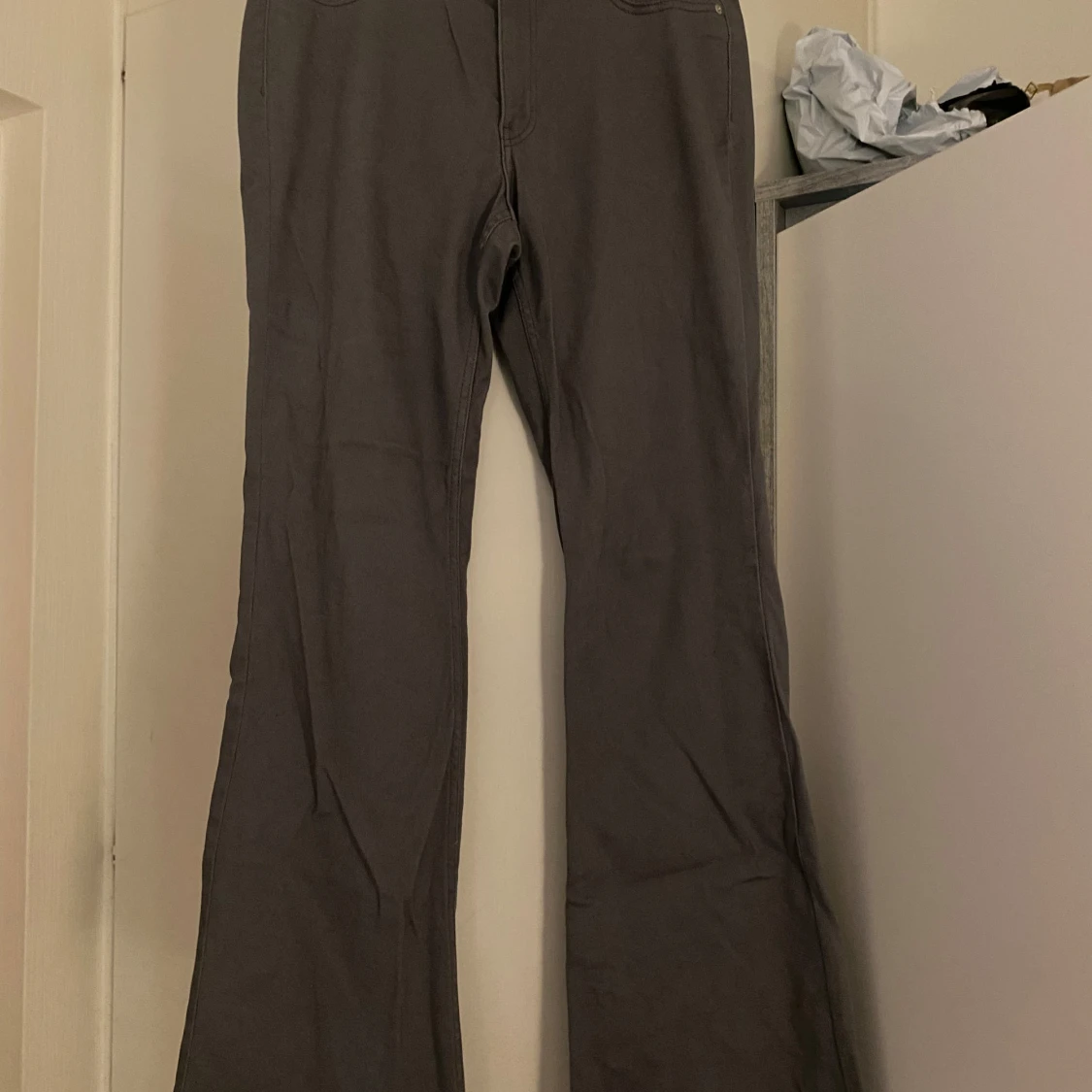 Grå byxor från H&M Divided