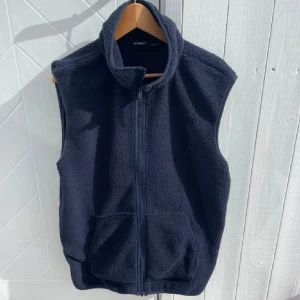 Mörkblå fleeceväst från Livergy - Säljer en mörkblå fleeceväst från Livergy med dragkedja framtill. Perfekt för kyliga dagar! Vid funderingar är det bara att skriva, priset är inte hugget i sten!