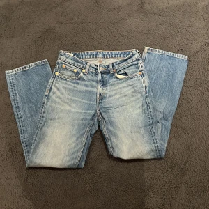 Weekday jeans -  30L-32L 28W. Säljer ett par blåa jeans från week day. Skick 7/10 dem är använda och en liten fläck på knäet.