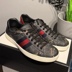 Gucci Ace - Gucci Ace Med Tigrar | Skick: 9,5/10, nästintill nyskick | Tillkommer box, dustbags och kort | Storlek UK10, motsvarar ca 44| Pris: 3299, annars kom med förslag |