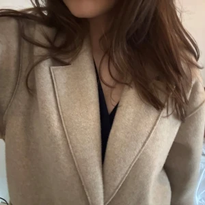 Perfekt kappa😍 - Funkar nu till vintern med en tunn jacka under eller till våren❤️‍🩹 Jättehärlig färg, har vikt upp armarna men går såklart att vika ner! 