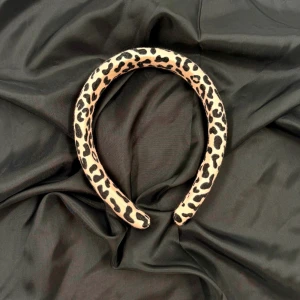 Leopard diadem - Snyggt leopardmönstrat diadem gjort av second hand tyg som ger en trendig touch till din outfit. Perfekt för att lyfta vilken look som helst. 🤍