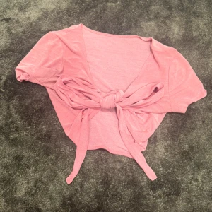 Rosa knytbolero,  United Colors of Benetton - Säljer en söt rosa bolerotopp från United Colors of Benetton som är perfekt för sommaren💕 pris kan diskuteras 