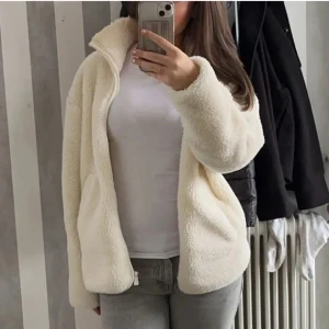 Vit teddyjacka  - ( Första bilden, lånad bild ) Mysig vit teddyjacka med dragkedja framtill. Jackan har en avslappnad passform och långa ärmar. Jackan är i storlek S men passar även en M. Jackan är köpt på Intersport för x antal månader sedan.