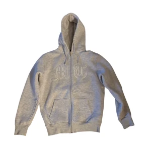 Grå tuttolente zip up hoodie - Grå zip up hoodie från tuttolente, bra skick. DM för frågor🥰