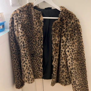 Leopardmönstrad pälsjacka - Så snygg leopard jacka som tyvärr inte kommer till användning 🥰