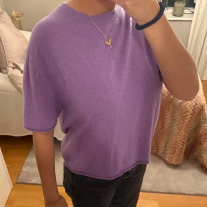 Lila kortärmad tröja - Säljer en stilren lila tröja med korta ärmar. Perfekt för en avslappnad look. Tröjan har en enkel design och är lätt att matcha med olika outfits. Den är i 100% från Lisa Yang, nypris 4000kr🤍