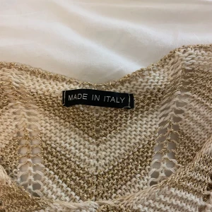 Trekvartsärmad tröja  - Superfin virkad tröja med trekvartsärmar. Köpt i en butik på Marstrand! Endast använd en gång✨ onesize men skulle S/M. Köpt för 600kr