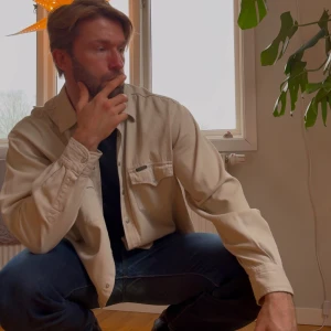 Beige overshirt med knappar - Säljer en snygg beige overshirt från carrera som jag croppat själv. Skjortan har långa ärmar och knappar framtill samt två bröstfickor. Perfekt för lager-på-lager-stil och passar till många olika outfits.