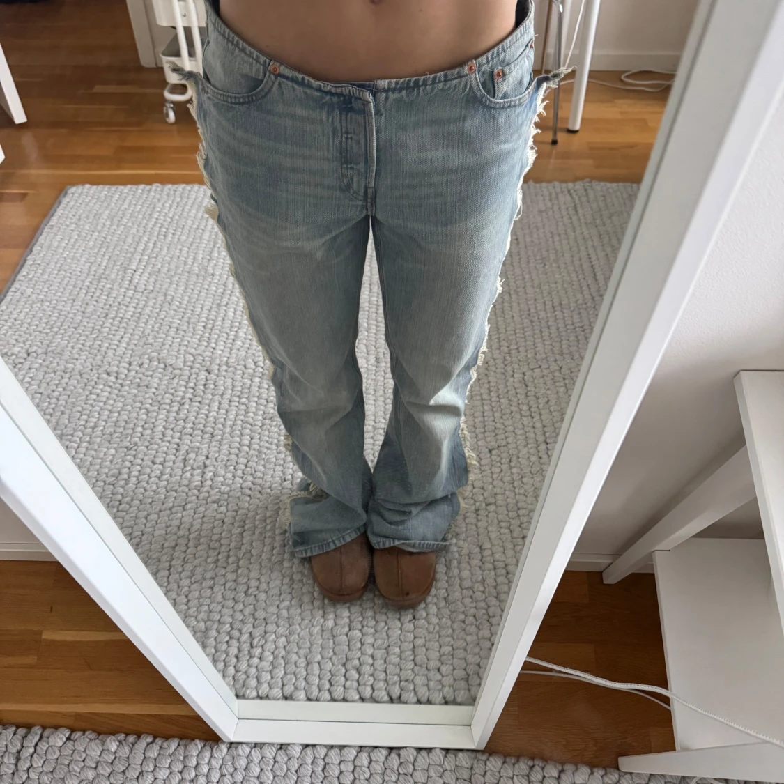 Blå jeans med fransar