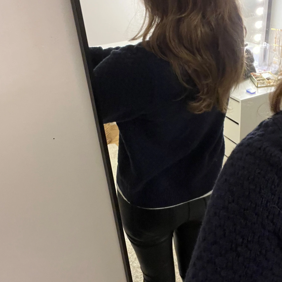 Mörkblå stickad tröja - 2