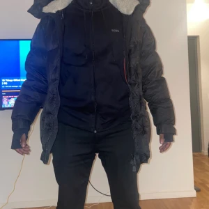 Svart vinterjacka från moncler - Säljer en svart vinterjacka från moncler som är köpt på nk i Stockholm med lång ärm och huva. Jackan har både dragkedja och knappar framtill för extra skydd mot kyla. Perfekt för vintern med sin quiltade design som håller dig varm. Den har en stilren look och är idealisk för kalla dagar. Pris kan diskuteras 