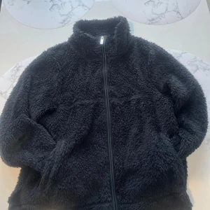 Svart teddyjacka från 157 - Mysig svart teddyjacka från 157 med dragkedja framtill. Jackan är tunn. 