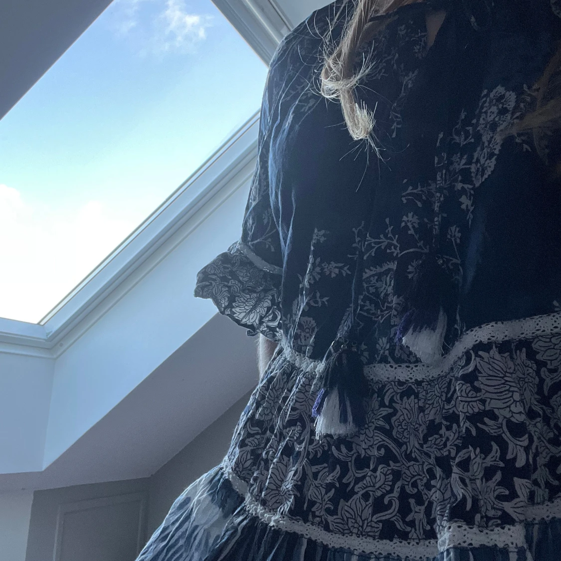 Blå fin blus med lite volang form, snören upptill, så fin 