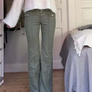 Gröna jeans - Gröna jeans från hm, innebensläng 81, midjemått 38 men stretchigt material💕💕