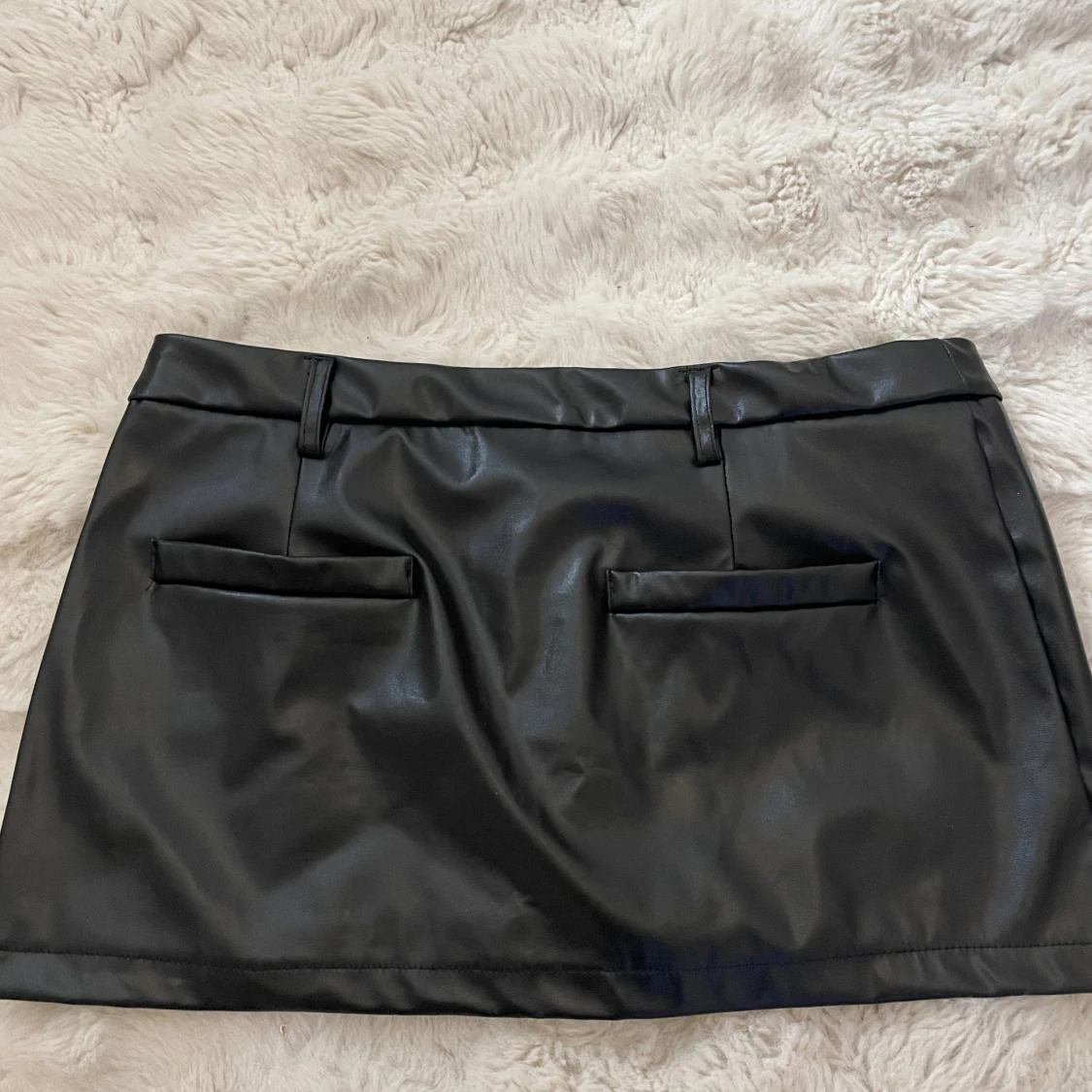 Svart lågmidjad mini kjol i skinn  - 1