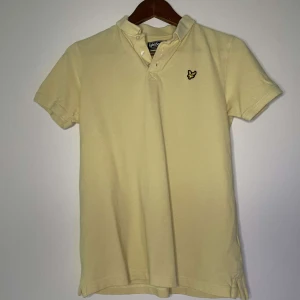 Lyle&Scott piké - Här har vi en stilren piké i storlek XS och ska passa på åldrarna 13-16 otroligt snygg och ligger på ett DUNDER pris. 