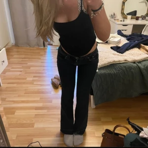 lågmidjade jeans - coola låg midjade jeans bra skick förutom att dom är uppsprättade nertill ! 