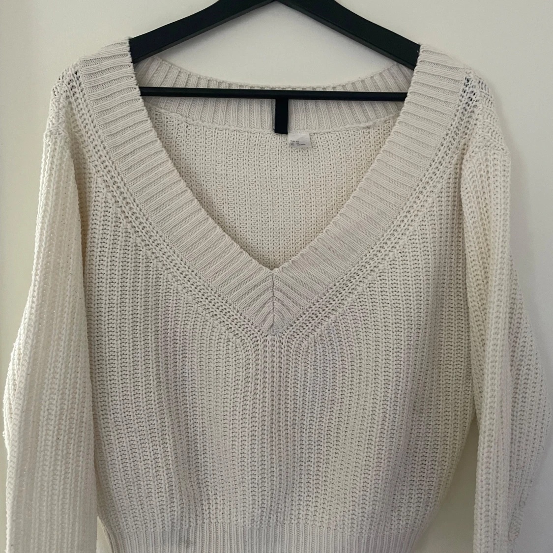 Vit stickad tröja med v-ringning