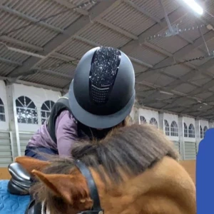 Svart ridhjälm med glitterdetaljer - Snygg och säker svart ridhjälm med glittrande detaljer på ovansidan. Perfekt för ridning och ger en stilren look samtidigt som den skyddar.