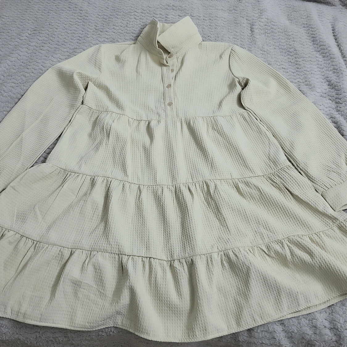 Beige klänning med volanger