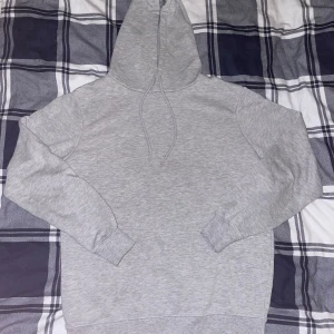 Grå hoodie  - Chill grå hoodie som passar med alla outfits. 10/10 skick o har ej kommit till användning för den var för liten. Pris kan diskuteras😁