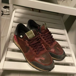 Valentino Rockrunner röd skick 7/10 - Säljer dessa valentino Rockrunners inget og tillkommer, storlek 42 1/2                                   Ganska okej skick ändå lite slitage runt om kring men inget mer än det.        Nypris 5000kr mitt pris 1100kr       Passar perfect till vintern, våren och hösten funkar självklart till sommaren också.      Ingen sula kommer med 