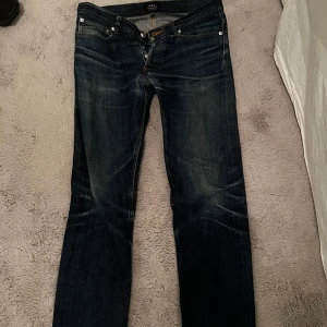 Apc Selvedge jeans  - Snyggt slitna Apc jeans i storlek 30. God kvalitet på knappar, fickor och sömmar. 