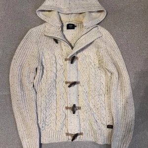 Helt Ny Stickad Cardigan!💸 - Säljer denna cardigan som jag fick i jul och har bara använt fåtal gånger (nyskick). Perfekt för användning som en lätt jacka eller bara en vanlig tröja. Mysig huva och långa ärmar. Ett måste för garderoben! Storlek M, Pris kan diskuteras!💸🤝 