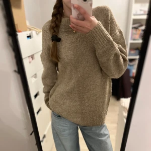 Mörk beige stickad tröja - Säljer en mysig ”mörk beige” stickad tröja med långa ärmar från lager 157. Perfekt för kyliga dagar och ger en avslappnad look. Tröjan har en enkel design som gör den lätt att matcha med olika outfits. Dock är den lite nopprig på en del av tröjan men inget som syns tydligt🫶🏼Den är i st. XS och supermysig, hör av dig om du vill ha mer information eller har några frågor, priset kan diskuteras🩷
