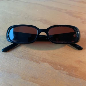 Chimi solglasögon  - Sköna jääävla chimis jao, rektangel duvet redan brushaan. RIKTIGA solglasögon   Priset ej satt i sten 😺😺😺