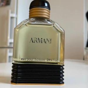Armani Eau Pour homme 89% vol.  - Har en Armani Eau Pour homme 89% vol till salu. Flaskan är i 50 ml. Den är en riktig klassiker. 
