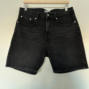 Jeansshorts, ZARA, 44, svarta - Jeansshorts från ZARA i storlek 44, svarta/mörkgråa. Mycket bra skick, som nya.   Mått:  Yttre längd ca 48 cm Inre längd ca 17 cm Midja ca 45,5 cm Stuss ca 50 cm