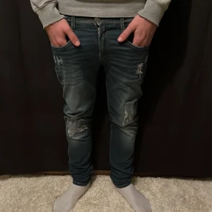 Replay Anbass  - Tja, säljer dessa skit feta par replay Anbass, bra skick, inga defekter, nypris 1599kr men säljer dom bara för 549, skicka ett om om du har någon fundering, Fast pris!