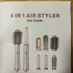 6 in 1 Air Styler - Säljer en 6 in 1 Air Styler med flera utbytbara tillbehör för olika stylingbehov. Inkluderar rundborstar, plattborste och volymmunstycke. Perfekt för att skapa olika frisyrer med enkelhet. Kommer med en värmeskyddande handske.