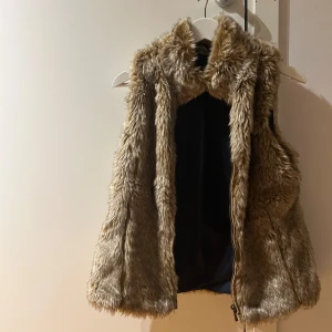 Pälsväst  - Säljer denna coola pälsvästen. Från Zaras barnavdelning men motsvarar en storlek S 