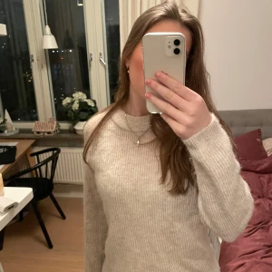 Stickad beige tröja  - Jättesnygg beige stickad tröja från Lindex!! Perfekt passform och håller värme 💕💕pris går att diskutera vid snabb affär 