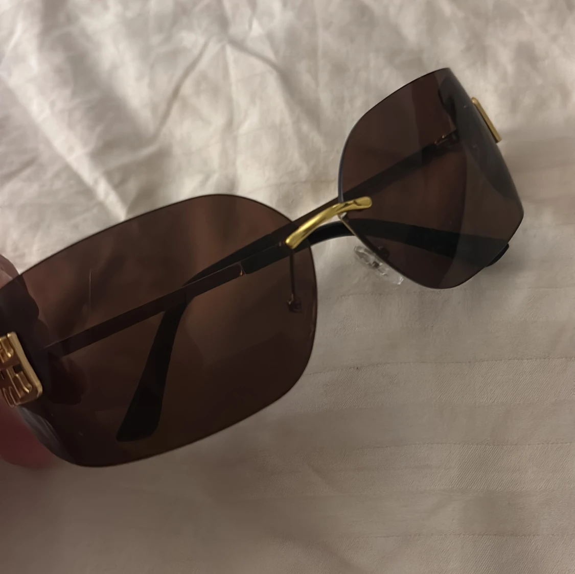 Bruna solglasögon med gulddetaljer - 90