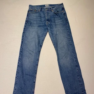 Blåa jeans  - Blåa jeans, knappt använt de, därför är de i mycket bra skick. Inga defekter alls. Storlek 30x32