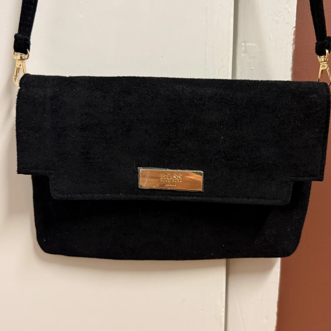 Svart axelväska från Hugo Boss perfume🥰