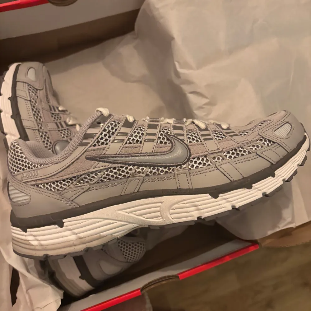 Helt nya i låda, Nike P-6000 GRÅ/BEIGE.               Storlek: 42,5.                                                                               Nypris: ca 1500kr.                                                                    Säljer pga fel storlek köpt.                                                     Först till kvarn eftersom det är såpass lågt pris👍🏼. Skor.