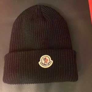 Moncler mössa  - Säljer mössan eftersom jag inte har använt den alltså är den i nyskick bara testat den. Hör av er vid intresse.