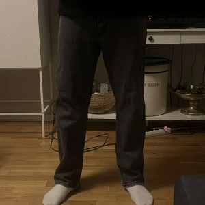 Grå jeansbyxor - Säljer ett par grå jeansbyxor i bra skick knappt använda från Lee. storlek W31 L32, nypris ca 1000.