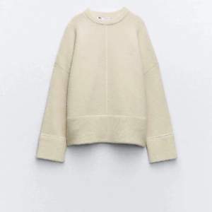 Säljer en supermysig beige stickad tröja från Zara, som knappt är använd. Tröjan har vita detaljer och en liten slits längst ner på var sida, lite lite nopprig men verkligen inget man lägger märket till! 💗 Hör gärna av dig om du är intresserad☺️