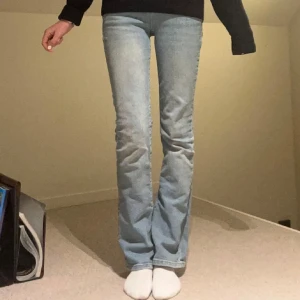 Ljusblå bootcut jeans från LTB - Säljer ett par ljusblå bootcut jeans från LTB i storlek W25 L32. De är i bra skick och har en klassisk femficksdesign. Perfekta för både vardag och fest! 👖✨tryck gärna på köp nu
