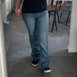 Blå bootcut low waist jeans - De knappt använda, low waist och fina i skick. Storlek 38 men sitter som 34/36