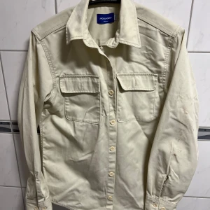 Skjort/jacka - Från jack&jones, använd men inget slitage förutom märken på ena ärmen som syns på bilden
